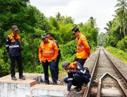 Tingkatkan Keselamatan, KAI Divre II Sumbar Lakukan Cek Lintas Jalan Kaki dan Sosialisasi Perlintasan Sebidang KA