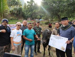 Gubernur Mahyeldi Serahkan Sapi Kurban untuk Masyarakat Kabupaten Solok