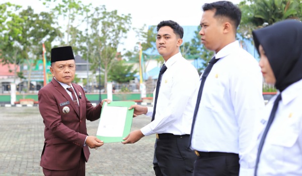 Bupati Kepulauan Meranti, AKBP (purn) H Asmar menyerahkan SK 177 CPNS, Senin (2/6/2025) di Halaman Kantor Bupati Kepulauan Meranti, Jalan Dorak, Selatpanjang.(ist)
