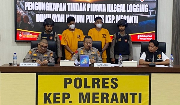 Kapolres Kepulauan Meranti, AKBP Aldi Alfa Alfaroqqi SIK MH didampingi Wakapolres, Kompol Maitertika MH memberikan keterangan pers setelah mengungkap aktivitas ilegaloging di wilayah Meranti.(ist)