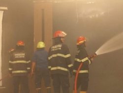 Hotel Axana dan Rumah Warga di Simpang Haru Terbakar