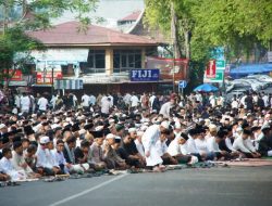 Masyarakat Tanah Datar Padati Lapangan Cindue Mato untuk Shalat Idul Adha