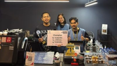 Pace (kiri) bersama tim Pandora Coffee Nook. (ist)