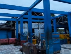 Atap Bangunan TPI Air Bangis Rusak Terdampak Badai