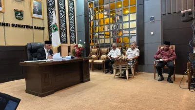 Gubernur Sumbar Lulus Sidang Tesis S2 di Malaysia