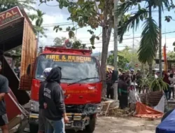 Mobil Damkar Tabrakan Dengan Avanza dan Hantam Pertamini di Kota Solok