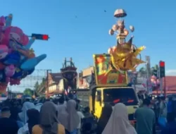 Ribuan Masyarakat Saksikan ‘Tabuik Naiak Pangkek’