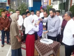 Walikota Padang Bagikan Seragam Gratis untuk Ribuan Siswa, Pengajuan Masih Dibuka hingga 31 Juli 2025