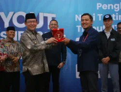 Walikota Serahkan Penghargaan Peraih Nilai Tertinggi dari Payakumbuh