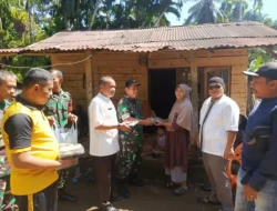 Kodim 0308/ Pariaman Bagikan Makanan Siap Saji ke Sejumlah Warga Sungai Geringging