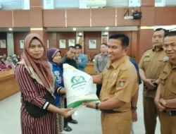 Pemko Bukittinggi Bagikan Cadangan Pangan kepada 4.937 KPM