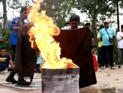 Tingkatkan Kesiapsiagaan, Damkar Tanah Datar Gelar Pelatihan Pemadaman Kebakaran