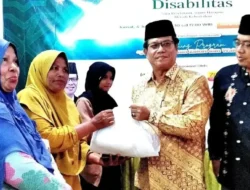 Kankemenag Kota Pariaman Serahkan Ratusan Paket Sembako untuk Anak Yatim