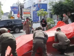 Satpol PP Padang Tertibkan PKL Jualan di Badan Jalan