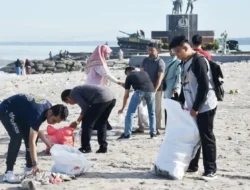 Walikota Kerahkan ASN Bersihkan Pantai Gandoriah dari Sampah