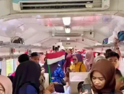 KAI Divre II Sumbar Ajak Pelanggan Rayakan HUT ke-80 RI di Kereta Api