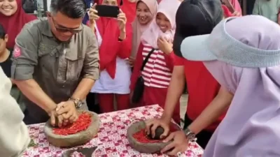 HUT RI Bapak-bapak ikuti Lomba Manggiliang Lado