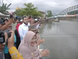 Tradisi Selaju Sampan Hidupkan Batang Arau, Ribuan Warga Padati Festival HJK Padang ke-356