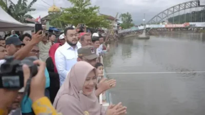 Tradisi Selaju Sampan Hidupkan Batang Arau, Ribuan Warga Padati Festival HJK Padang ke-356