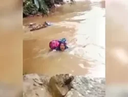 Menyeberangi Derasnya Sungai demi Pasien: Kisah Pengabdian Bidan Dona di Pasaman