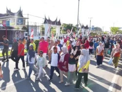 Ribuan Warga Meriahkan Jalan Sehat HUT ke-80 RI di Pariaman