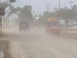 Kabut Debu Jalanan Mengganggu Pengguna Jalan dan Pedagang