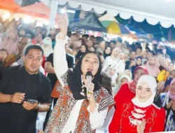Ribuan Warga Happy di Halaman Kantor Bupati Dharmasraya