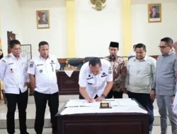 Yota Balad Tandatangani Nota Kesepakatan Ranperda RPJMD Kota Pariaman 2025-2029