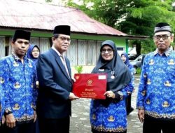 Kepala Kankemenag Kota Pariaman Serahkan Satyalancana Karya Satya kepada ASN