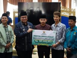 Kader Ulama Kuliah di Timur Tengah Terima Zakat dari Baznas Tanah Datar