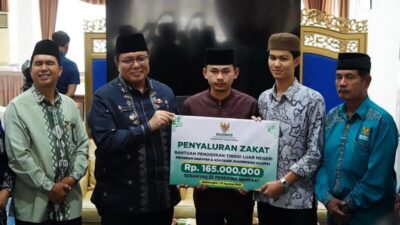 Kader Ulama Kuliah di Timur Tengah Terima Zakat dari Baznas Tanah Datar