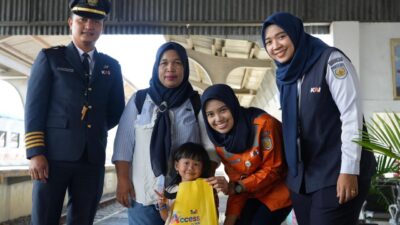 Hari Pelanggan Nasional, Penumpang Kaget dapat Hadiah dari KAI Divre II  Sumbar 