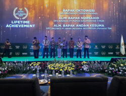 Berkat Dedikasi Kelola Zakat, Mantan Dirkeu PT Semen Padang Oktoweri Raih Penghargaan Lifetime Achievement dari BAZNAS RI