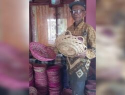 Kerajinan Lidi Pak Bakar Kumbayau Bertahan Sejak 1993 Hingga Sekarang