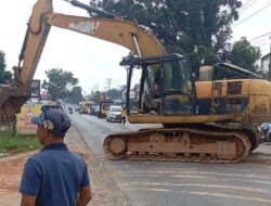 Dinas PUPR Dharmasraya Kerahkan Alat Berat untuk Atasi Banjir di KM 3 Lintas Sumatera