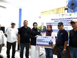 Anggota DPR Cindy Monica Serahkan Bantuan Bibit Produktif di Pariaman