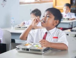 Makanan Bergizi Gratis Perdana di Kecamatan Sitiung Dharmasraya