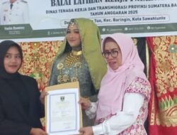 Anggota DPRD Sumbar Neldaswenti Tutup Pelatihan Tata Rias Kecantikan