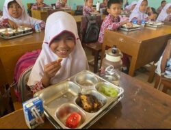 Murid Sumringah SDN 09 Air Pacah Dapat Makan Bergizi Gratis 