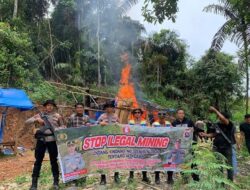 Polres Solsel Bakar Pondok Diduga Milik Penambang Emas Ilegal
