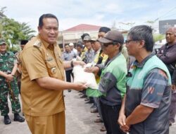 Forkopimda Kota Pariaman Beri Beras Gratis untuk Tukang Ojek