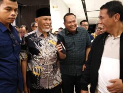 Mentan Serahkan Bantuan Traktor untuk Pemko Pariaman