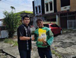 Lisda Hendrajoni Salurkan Sembako kepada Pengendara Ojol di Padang