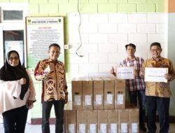 Evi Yandri Serahkan Bantuan Komputer ke Sekolah