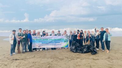 Wujud Nyata Peduli Lingkungan: BPJS Ketenagakerjaan Padang Turun Tangan, Bersihkan Pantai Demi Masa Depan.