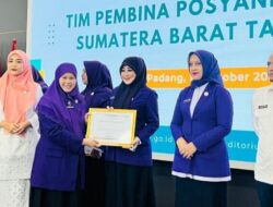 Lisda Hendrajoni Raih Penghargaan TP Posyandu Terbaik se-Sumbar