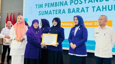 Lisda Hendrajoni Raih Penghargaan TP Posyandu Terbaik se-Sumbar
