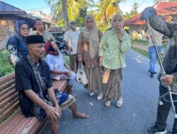 Ny. Nita Azis Bantu Ali Munir dengan Sembako dan Tongkat