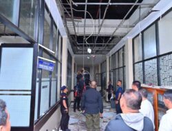 Gonjong Bangunan Utama Kantor Balai Kota Terangkat Angin Kencang