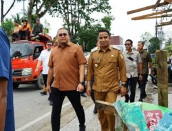 Andre Rosadie Bantu Rp100 Juta untuk Penanganan Dampak Hujan Badai di Kota Solok